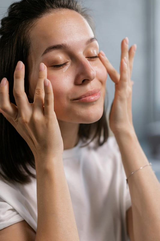 How can we use Aloe Vera on the face?